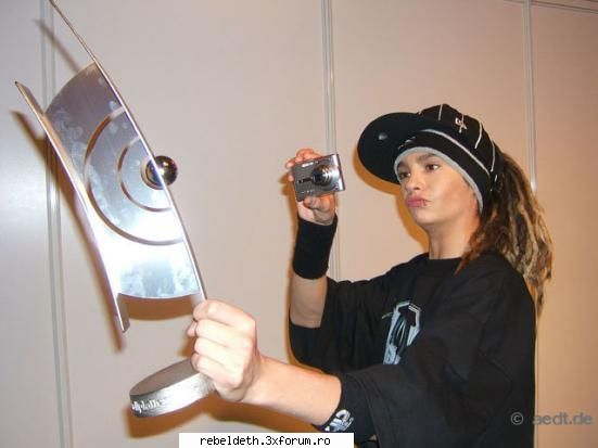 Tom si fetele..... - ma mir oare de ce seamana!?!?!?...:-"..am zis io - >> ToKiO HoTeL <<